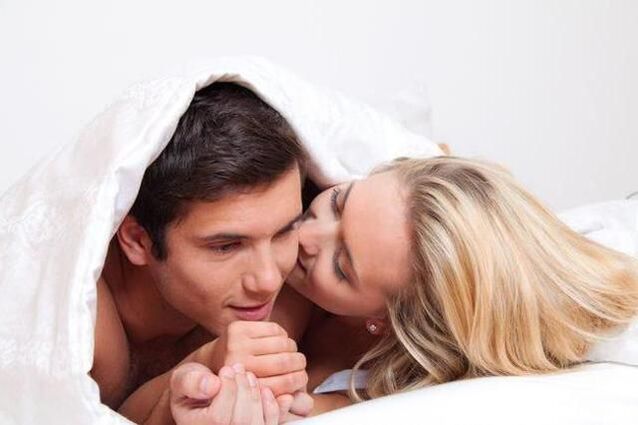 muškarac i žena u krevetu